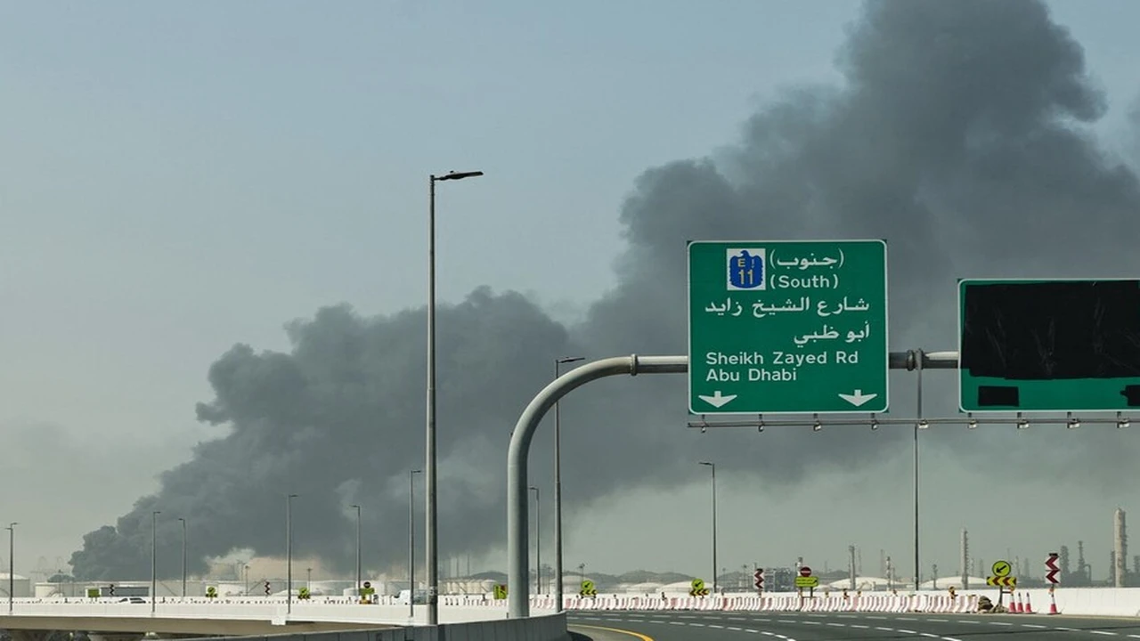 هجوم بطائرة مسيّرة يستهدف مبنى في الشارقة واشتعال ناقلة نفط قبالة دبي